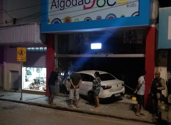 Ap S Perder O Controle Carro Invade Loja Em Barreiras Mais Oeste