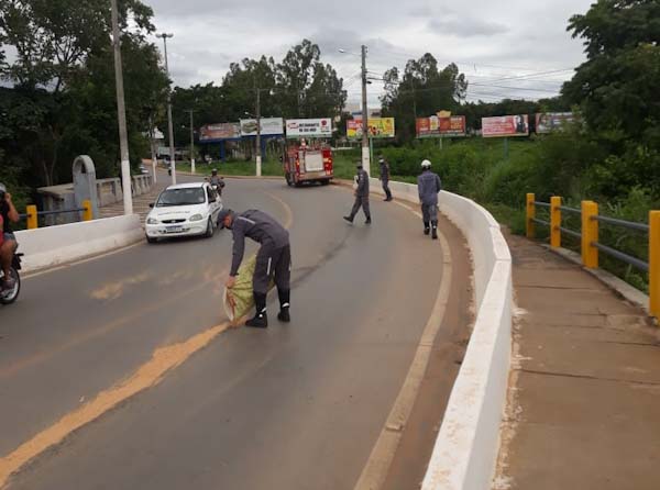 Barreiras 17º GBM atua em derramamento de óleo na ponte Ciro Pedrosa