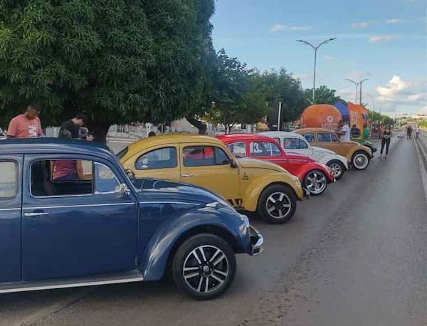 Exposição de carros antigos e 'Clube Rebaixados' movimentam