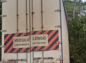portaldocerrado-motorista-morre-apos-caminhao-sair-da-pista-e-cair-em-ribanceira-na-br-242-em-barreiras-acidente-caminhao-br-242-barreiras-motorista-morre