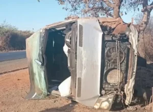 van-com-passageiros-tomba-apos-ser-atingida-por-pneu-de-carreta-na-br-242-acidente-br242-barreiras